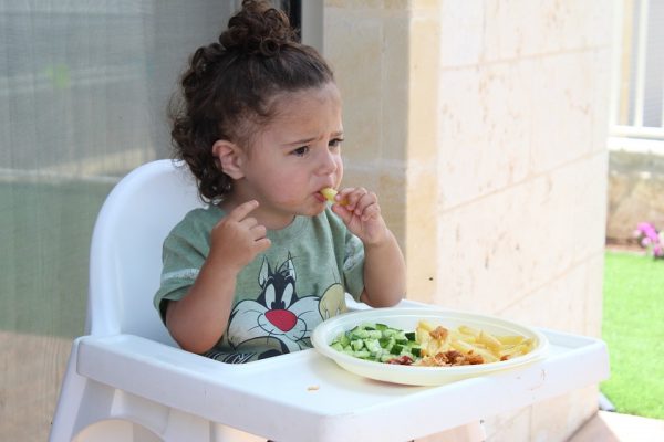 Which type of food should be given to a kid which they eat easily?